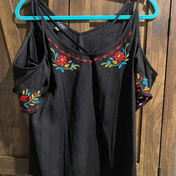 A.Byer Size M Embrioned Flowers Black T-shirt Blouse Cut Open Shoulder Off Shoul - Picture 2 of 6